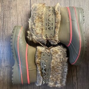 **KHOMBU* Nola Olive Green x Pink Fur Winter Boots Size 8